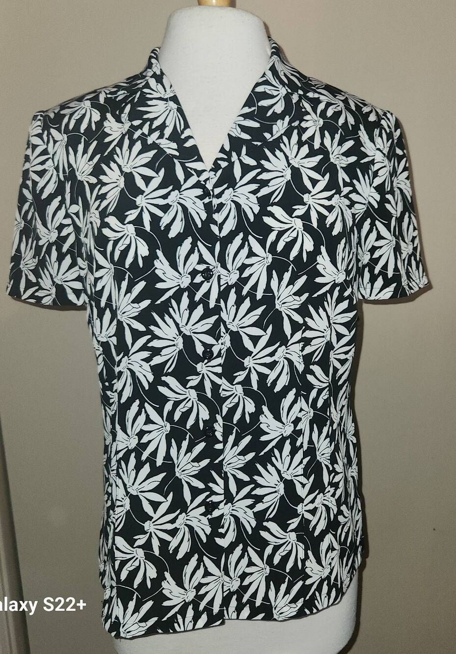 U46 Joan Leslie button-up blouse - black w white daisy print, short sleeved